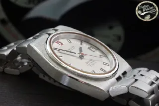 Foto 3 di 10: Omega CONSTELLATION CHRONOMETER D SHAPE ELECTRONIC F300HZ