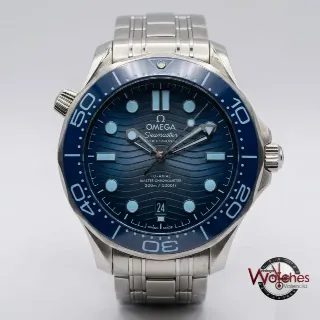 Foto 1 di 2: Omega Seamaster Diver 300M Co-Axial Master Chronometer (esfera azul degradada)
